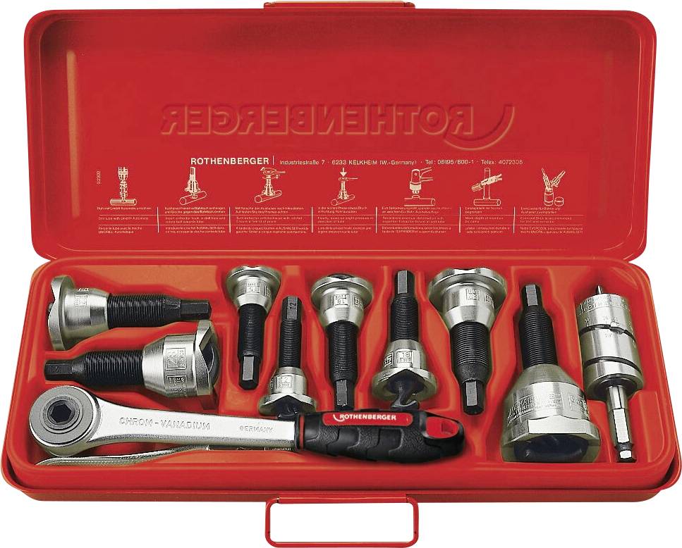Un coffret à outils rouge portant l'étiquette « ROTHENBERGER » contient divers outils d'expansion de tuyaux, notamment une clé à cliquet et des filières, utilisés pour des travaux de plomberie.