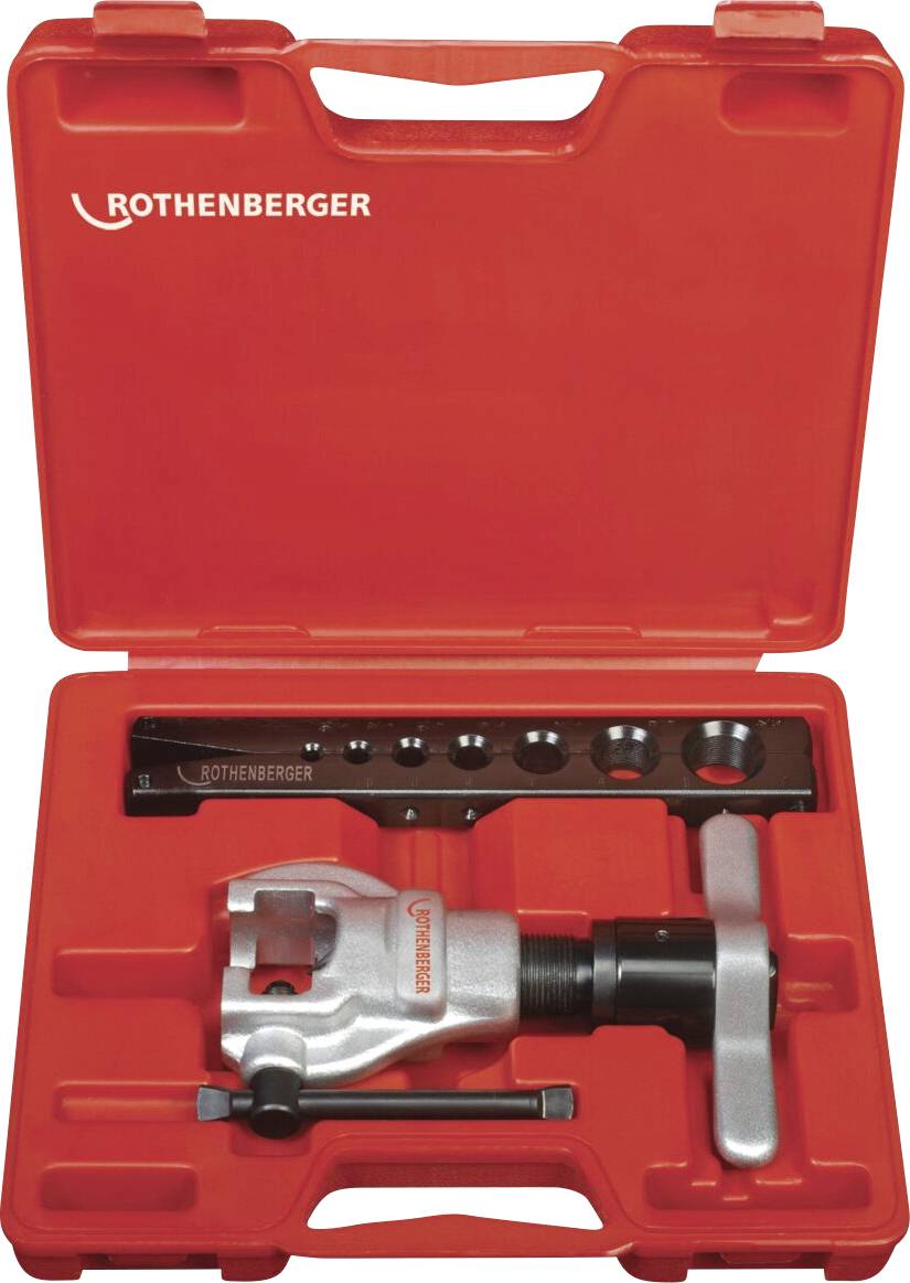 Un étui rouge Rothenberger contenant un ensemble d'outils à évaser les tubes, comprenant un serre-tube et différents raccords, utilisé pour les travaux de plomberie et de CVC.