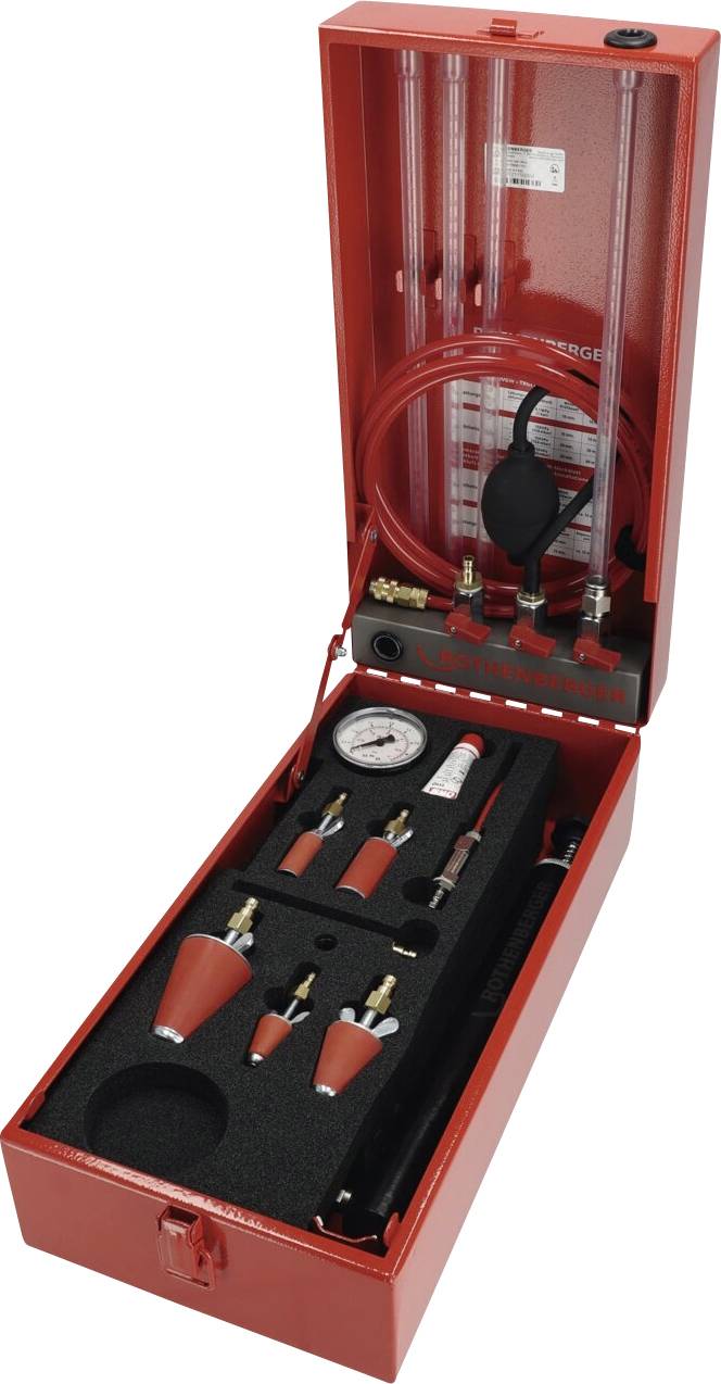 Une trousse à outils automobile rouge contenant des manomètres, des tuyaux et des connecteurs, conçue pour tester la compression du moteur.