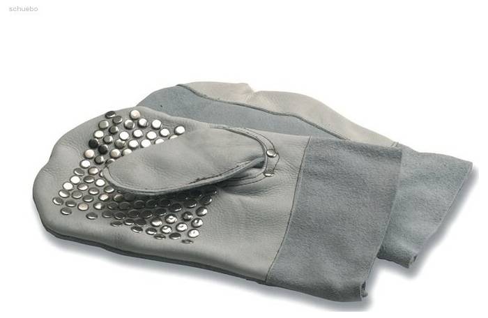 Une paire de gants gris avec des clous métalliques sur les paumes, conçus pour améliorer la sécurité ou la prise en main.