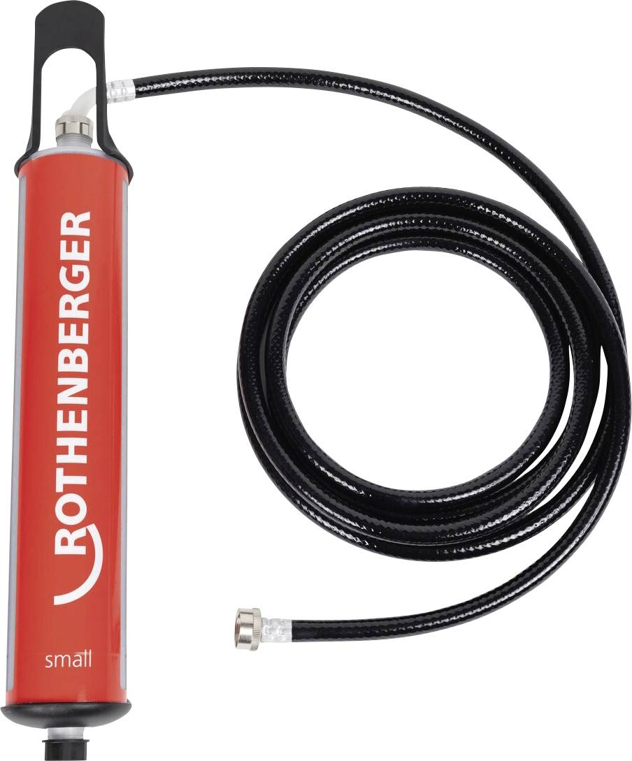 Une pompe manuelle rouge Rothenberger avec un tuyau flexible noir attaché, utilisée pour le nettoyage ou la maintenance des canalisations.