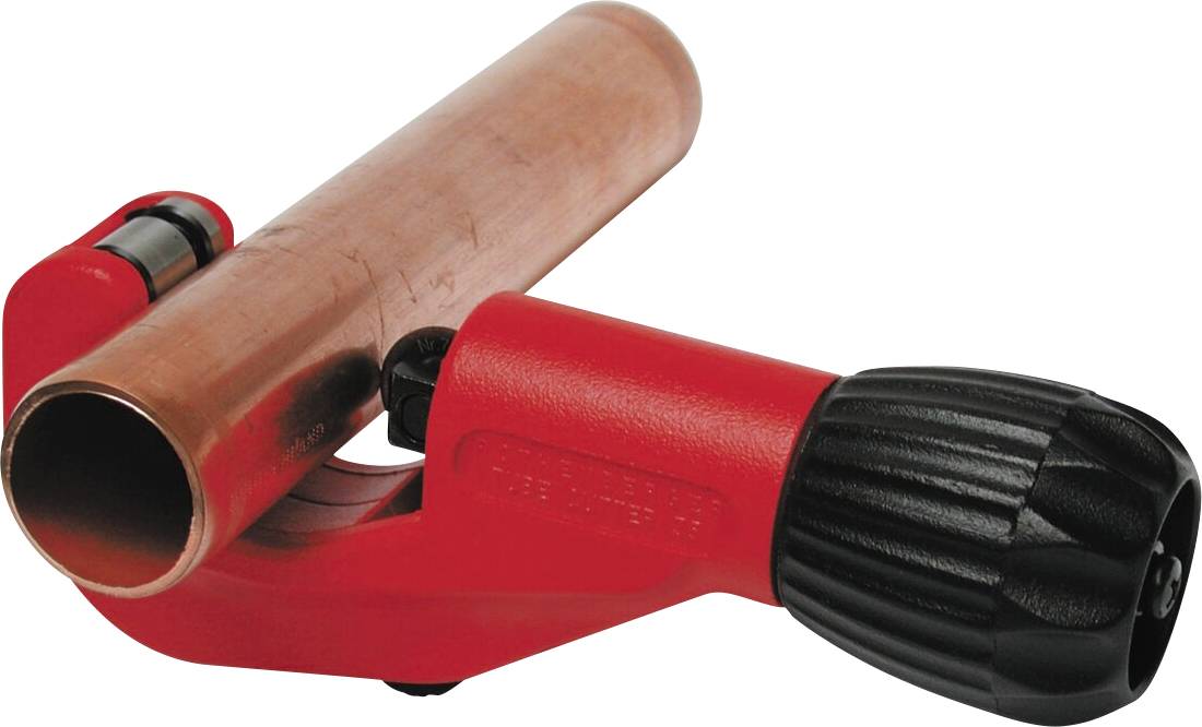Un coupe-tube rouge et noir avec un tuyau en cuivre inséré, illustrant la fonction de coupe de tuyaux pour des tâches de plomberie ou de construction.
