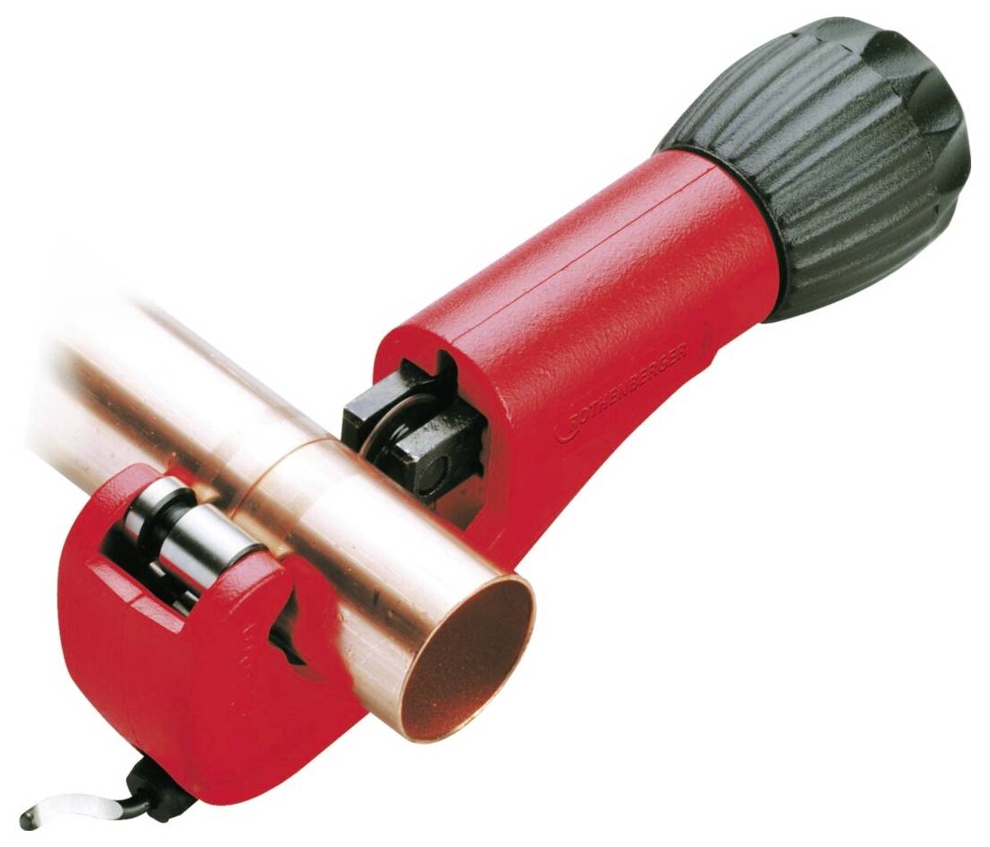 Un coupe-tube rouge entoure un tuyau en cuivre, avec une poignée noire pour tourner et couper le tuyau.