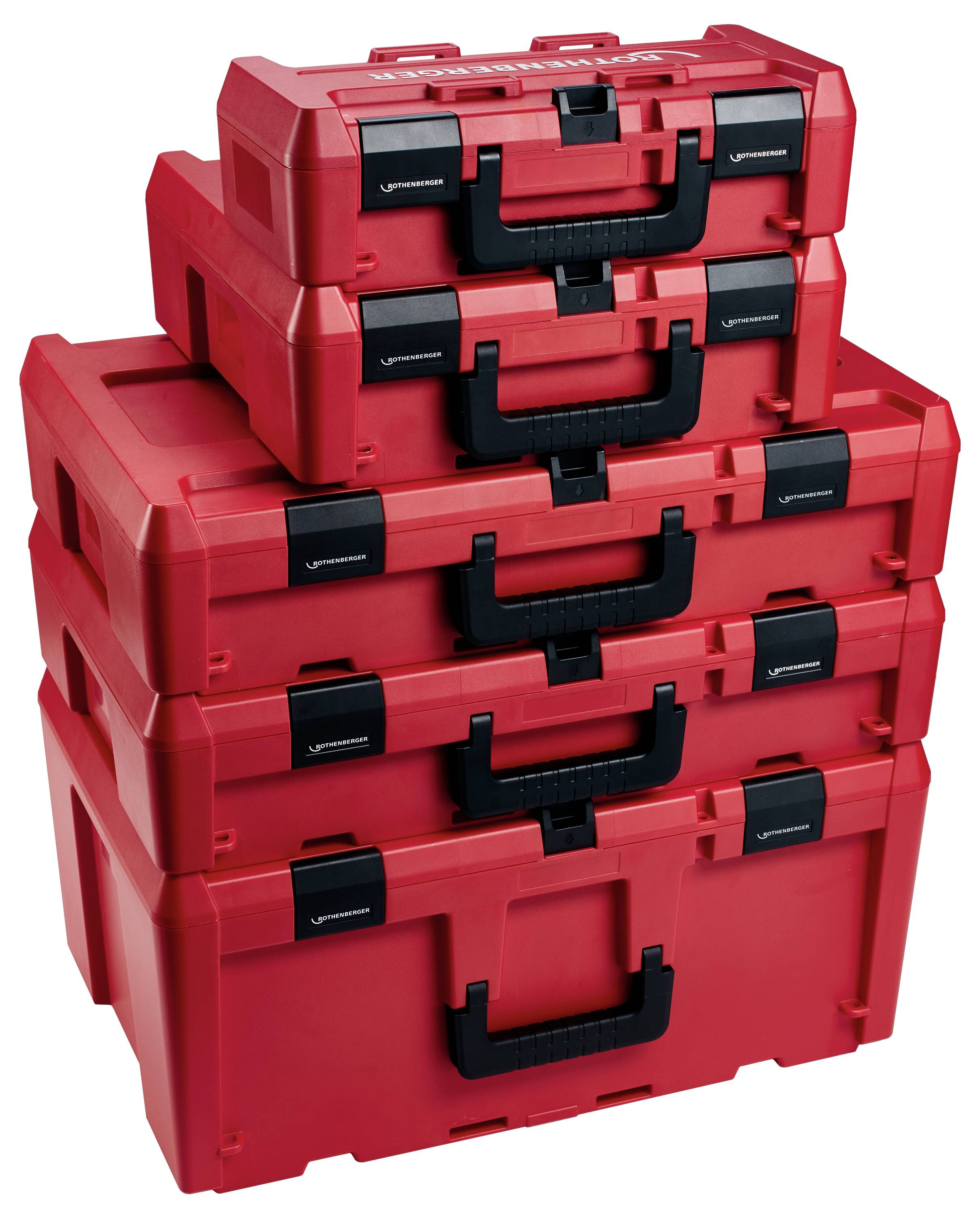 «Cinq boîtes à outils rouges empilées, avec des poignées et des fermoirs noirs.»
