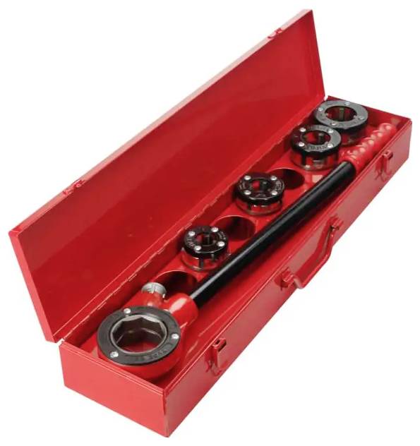 Boîte à outils en métal rouge contenant un taraudeur de tuyau à cliquet avec plusieurs filières rondes et une poignée, présentée ouverte sur un fond blanc.