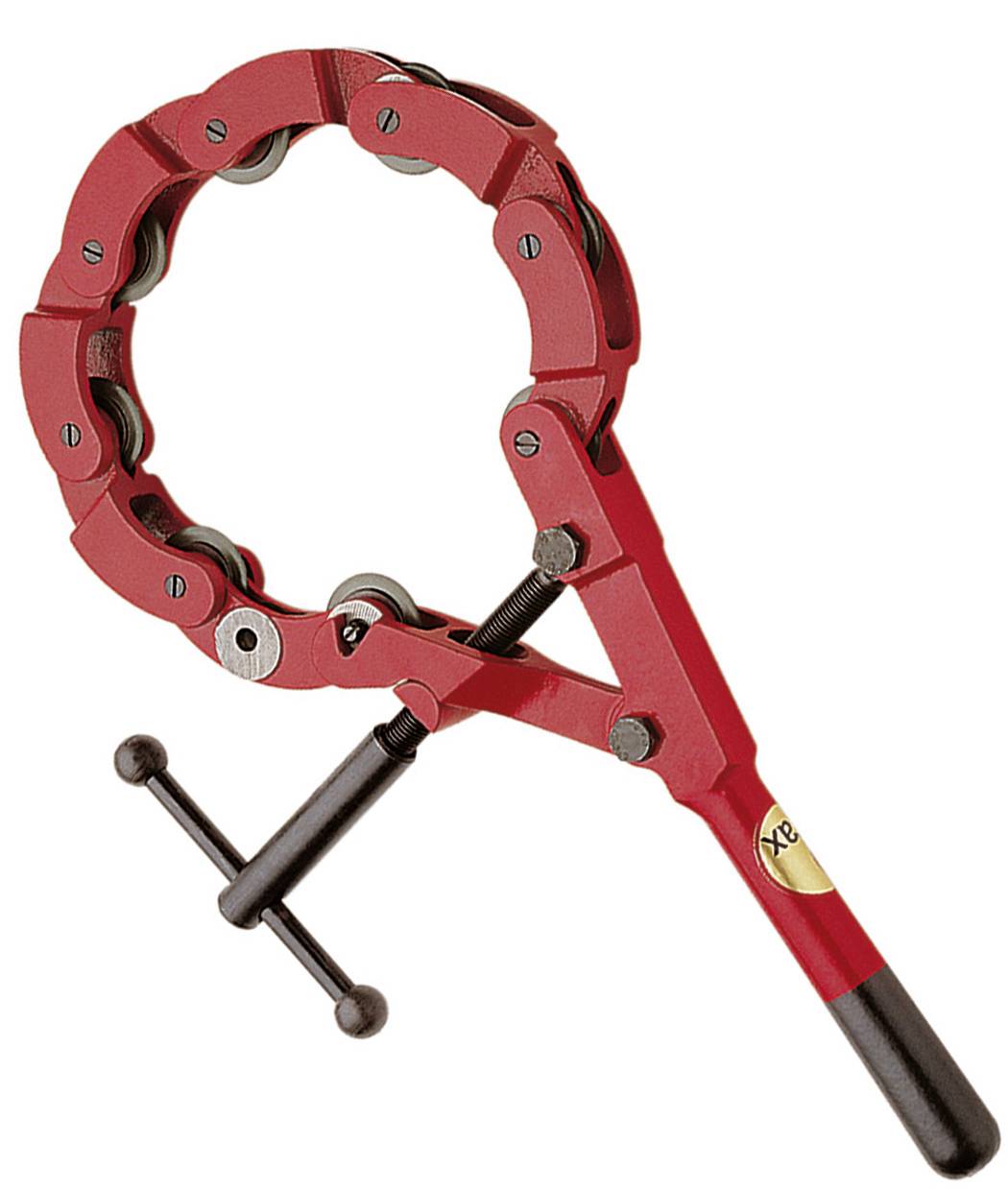 Clé à tuyau rouge avec mâchoires circulaires réglables et poignée noire sur fond blanc.
