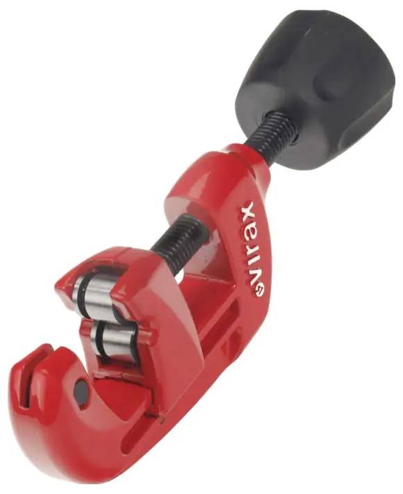 Coupe-tube rouge avec bouton d'ajustement noir et roue de coupe, présenté sur un fond blanc.