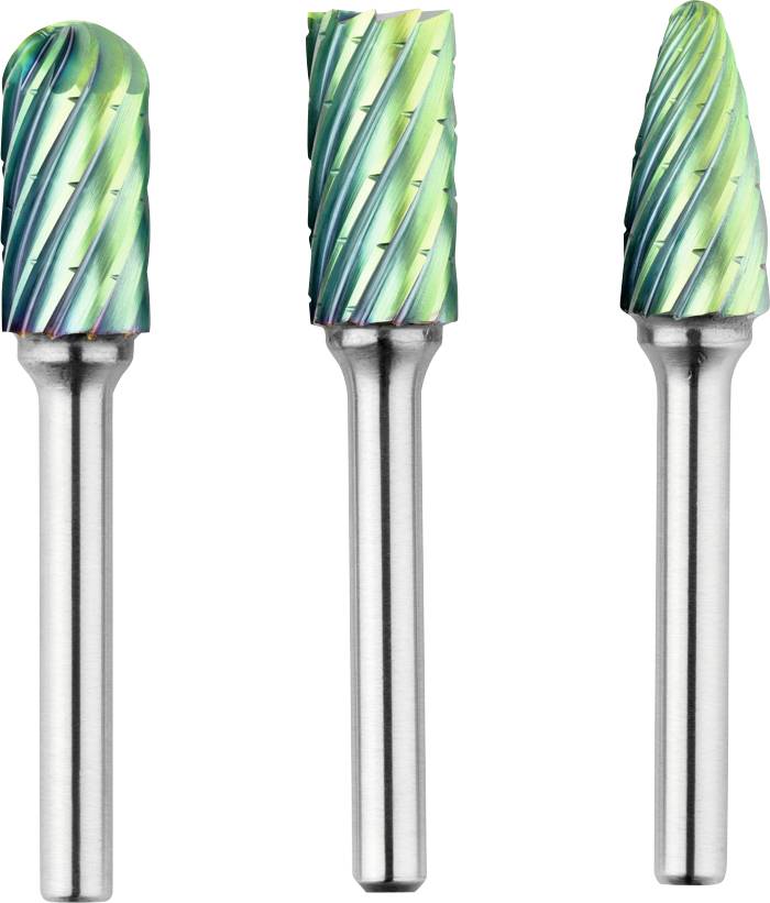 Trois forets à mèche en métal, avec des rainures hélicoïdales teintées de vert et des tiges en argent, chacun présentant une forme de pointe de coupe unique.