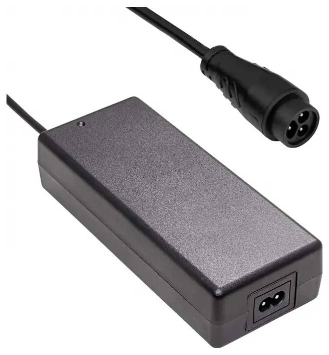 Un adaptateur secteur rectangulaire noir avec une fiche à trois broches, utilisé pour charger des appareils électroniques.