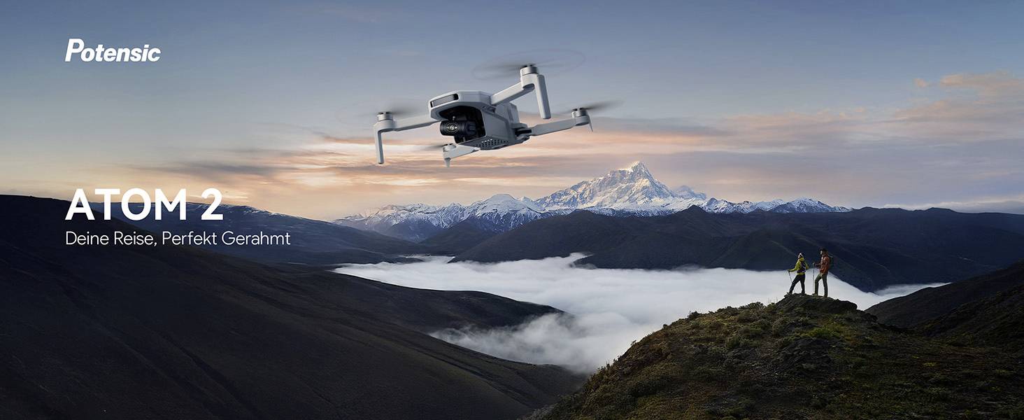 Un drone survole un paysage montagneux pittoresque avec une vallée remplie de nuages. Deux personnes sont debout sur un sommet, observant la vue. Le texte indique « Atom 2 ».