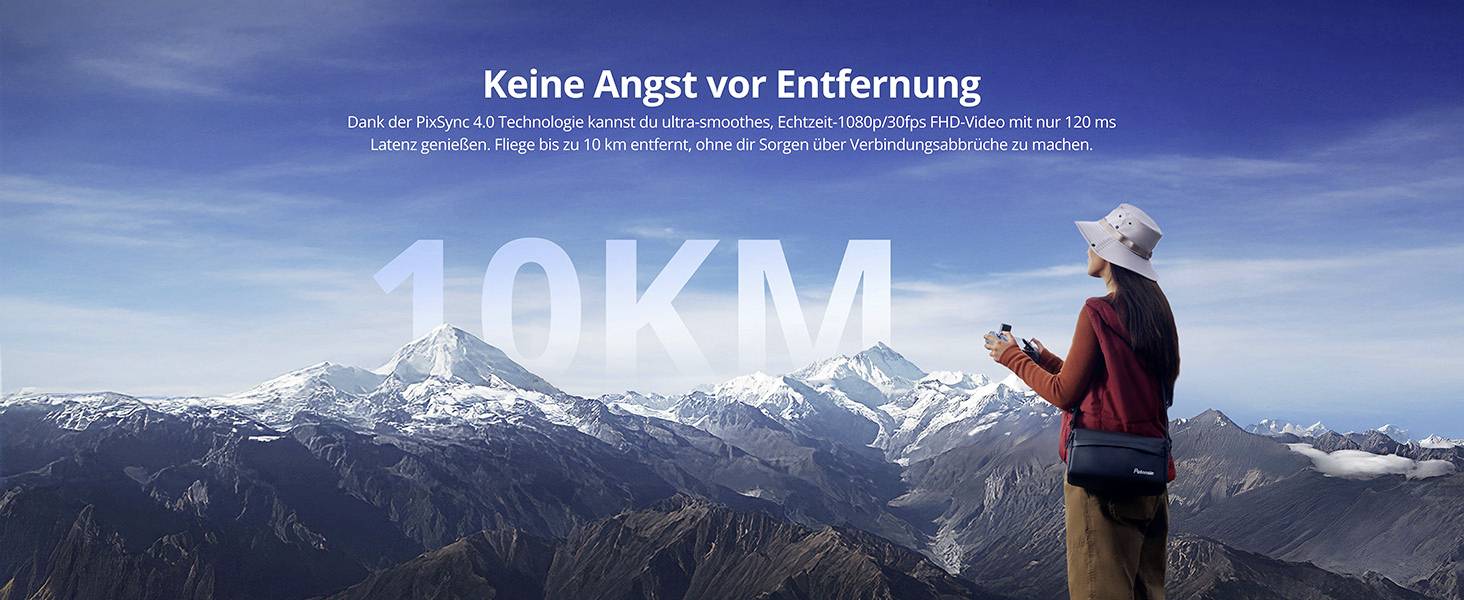 « Une personne portant un chapeau contrôle un drone, debout sur un sommet de montagne. Le texte en allemand indique : « Keine Angst vor Entfernung », soulignant la capacité de longue portée. »