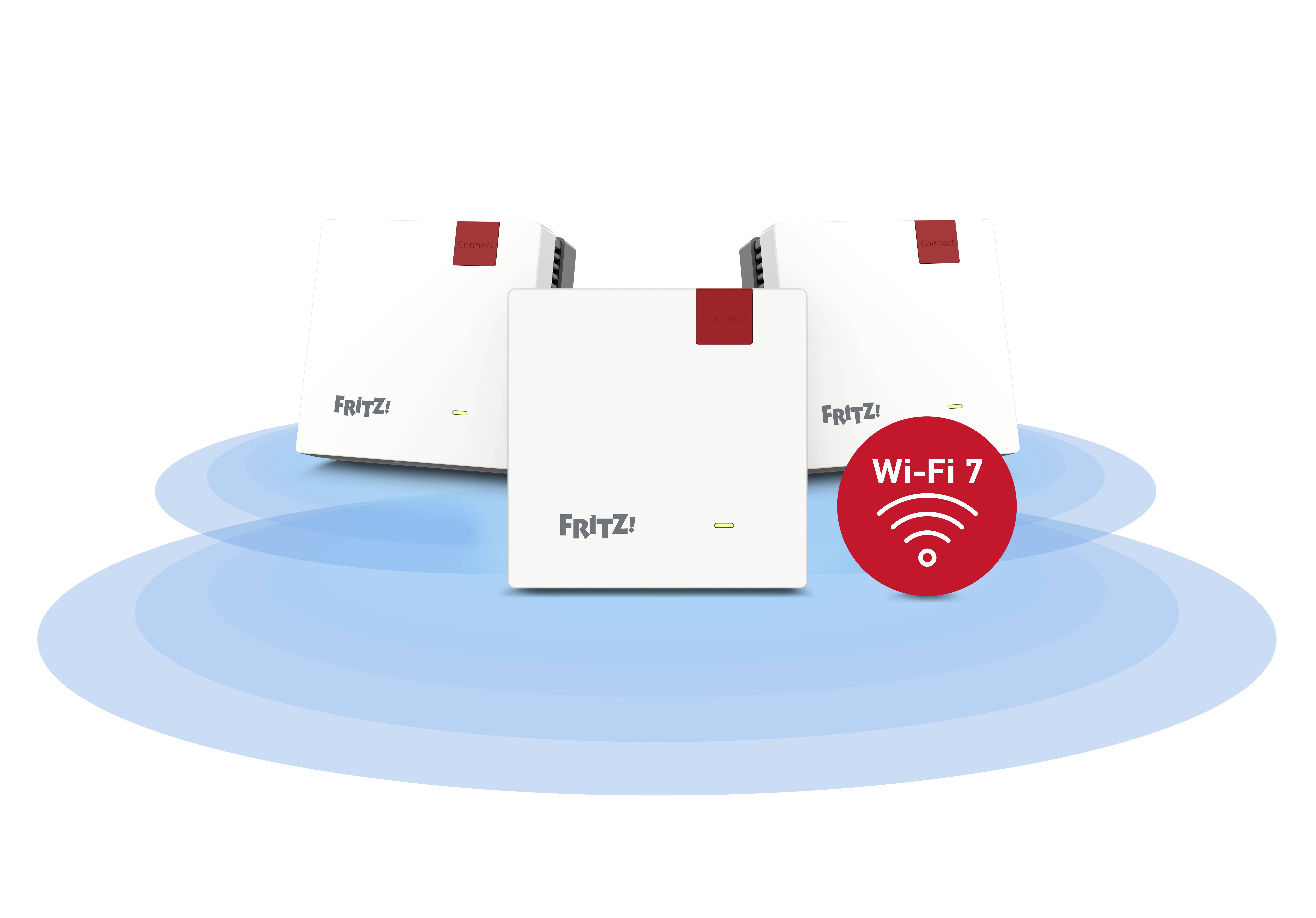 Trois routeurs Wi-Fi blancs étiquetés « FRITZ! » avec un symbole rouge Wi-Fi 7, indiquant la prise en charge de la technologie Wi-Fi 7.