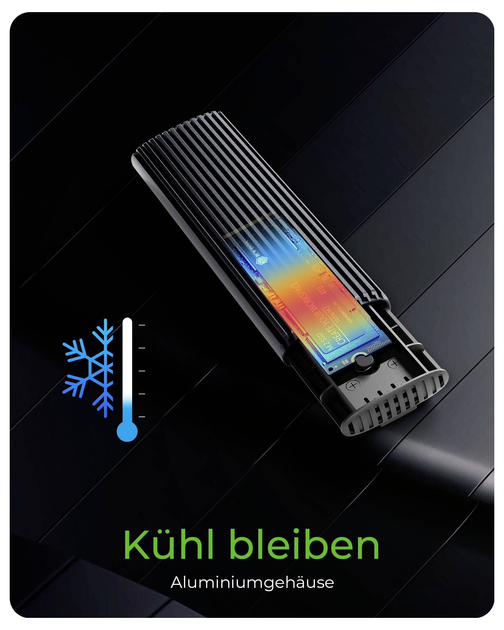 Un thermostat numérique avec un affichage coloré est placé sur une surface noire, élégante et striée. Le texte indique « Kühl bleiben » et « Aluminiumgehäuse ».
