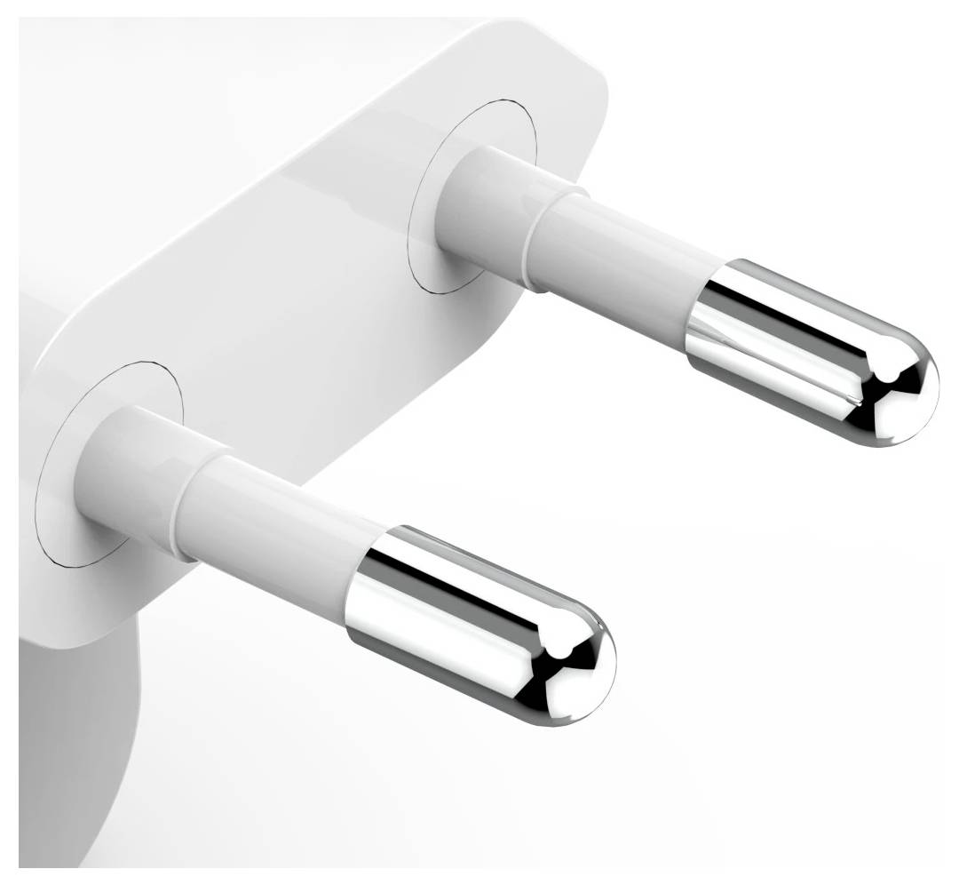 Gros plan d'une prise électrique à deux broches avec une finition métallique élégante sur une base blanche brillante, utilisée pour connecter des appareils électroniques aux prises de courant.