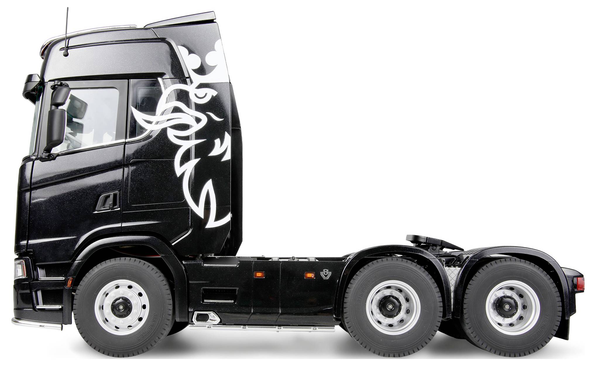 Un camion noir avec des dessins artistiques blancs sur le côté, sans remorque attachée, présenté sur un fond blanc uni.