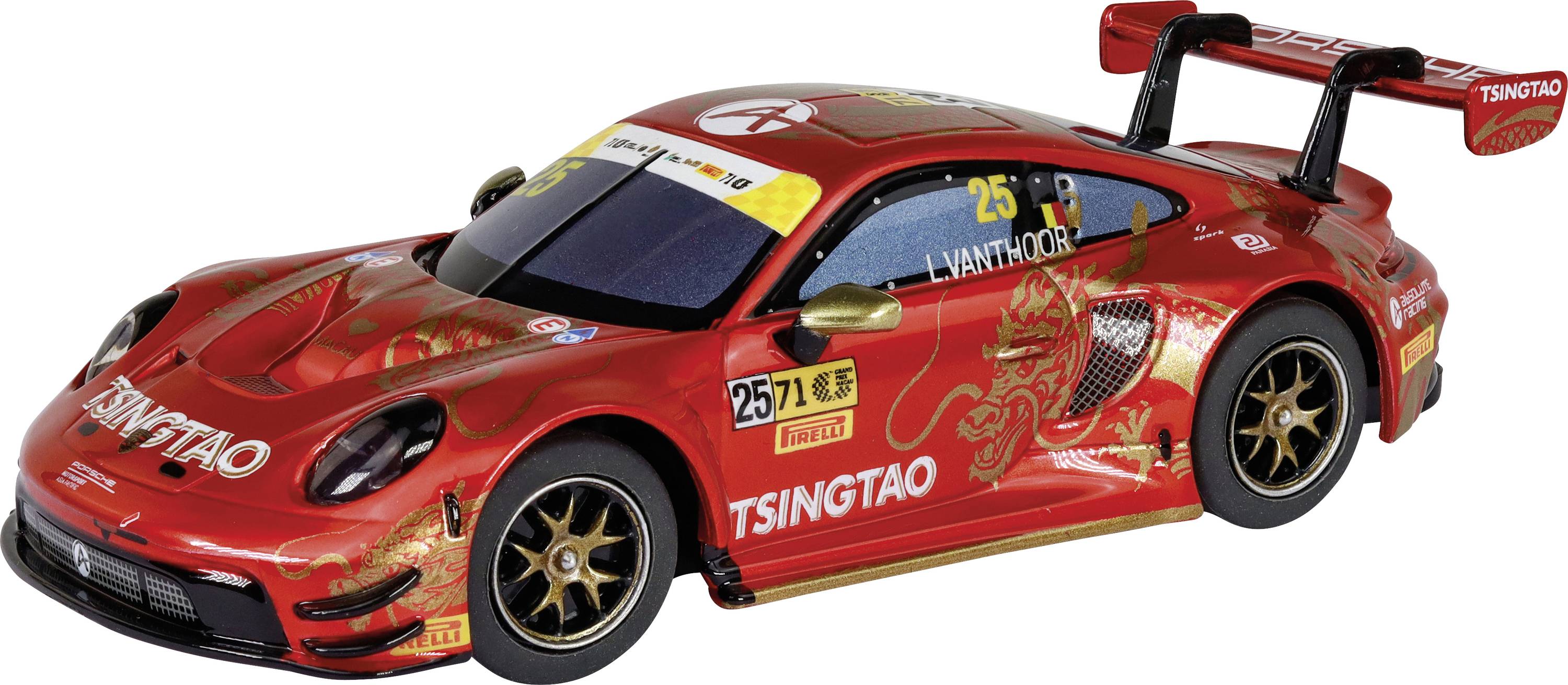 Une voiture de course miniature rouge avec un logo 'Tsingtao', un graphique de dragon et des touches dorées. Le numéro '25' est visible sur le côté.