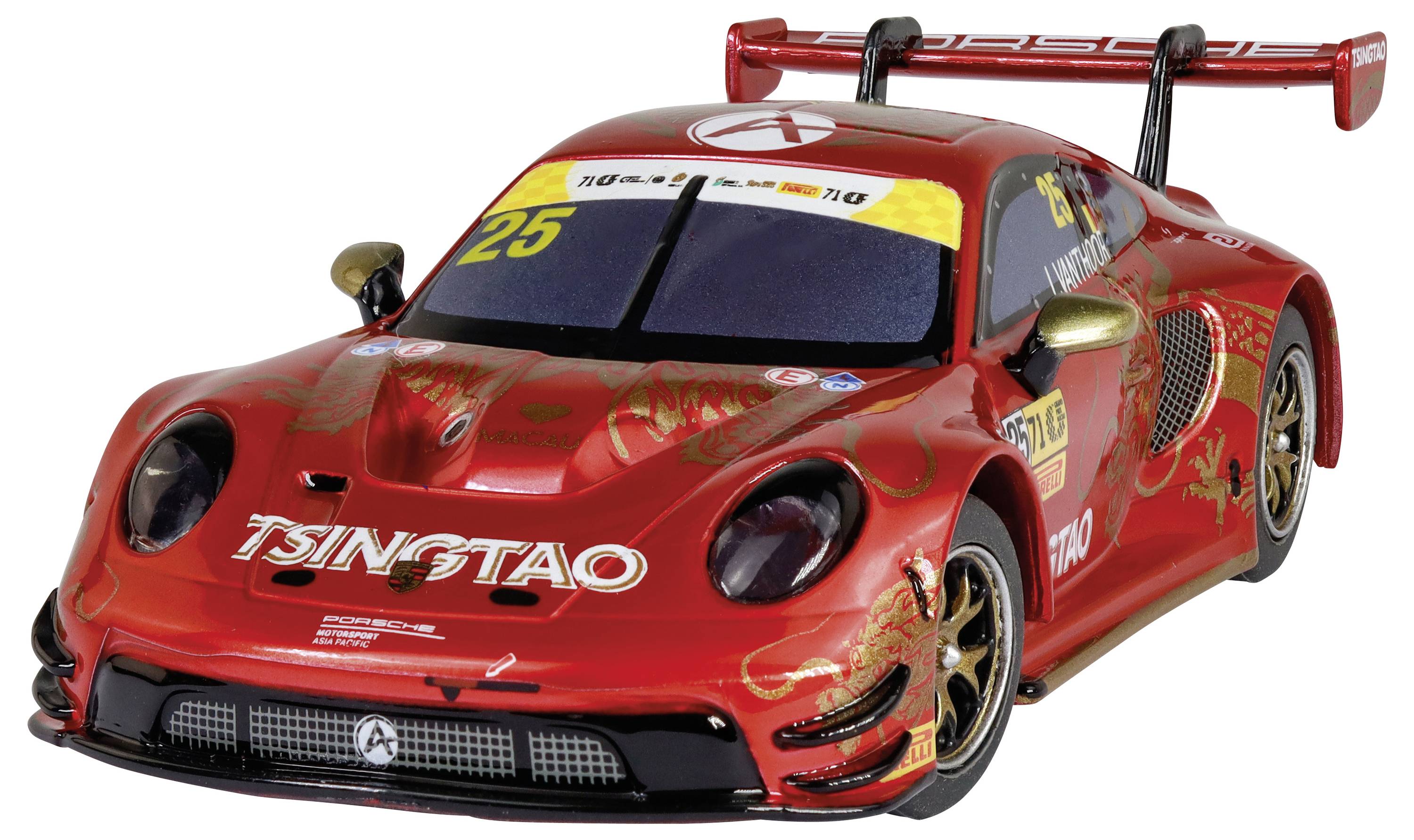 Une voiture de course rouge portant 'TSINGTAO' sur l'avant, arborant le numéro 25. Elle dispose d'un grand aileron arrière et des graphismes détaillés.