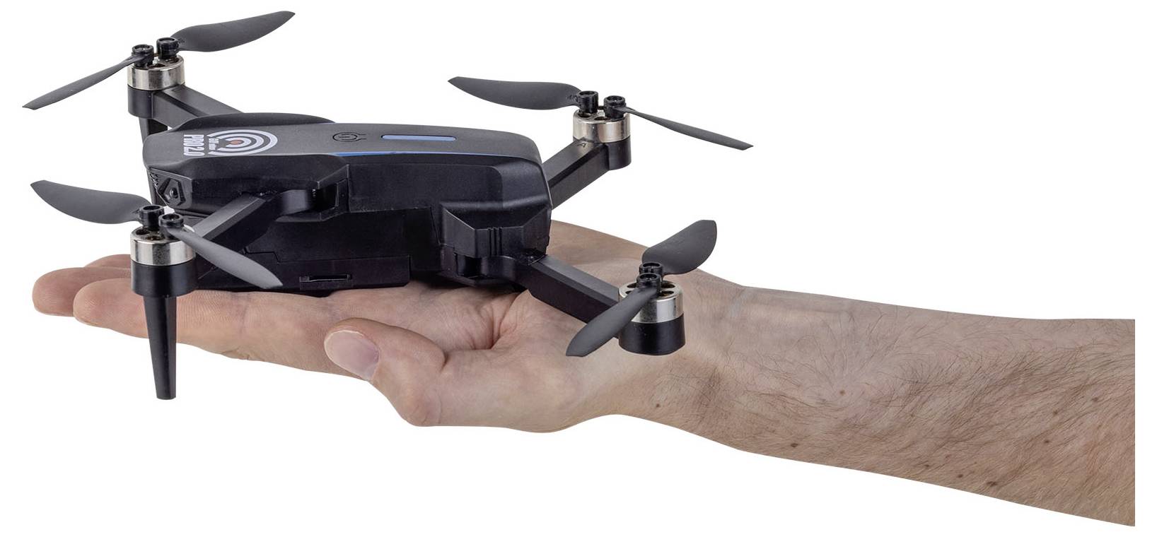 Une personne tient un petit drone noir dans sa paume ouverte, mettant en valeur sa taille compacte et son design léger.