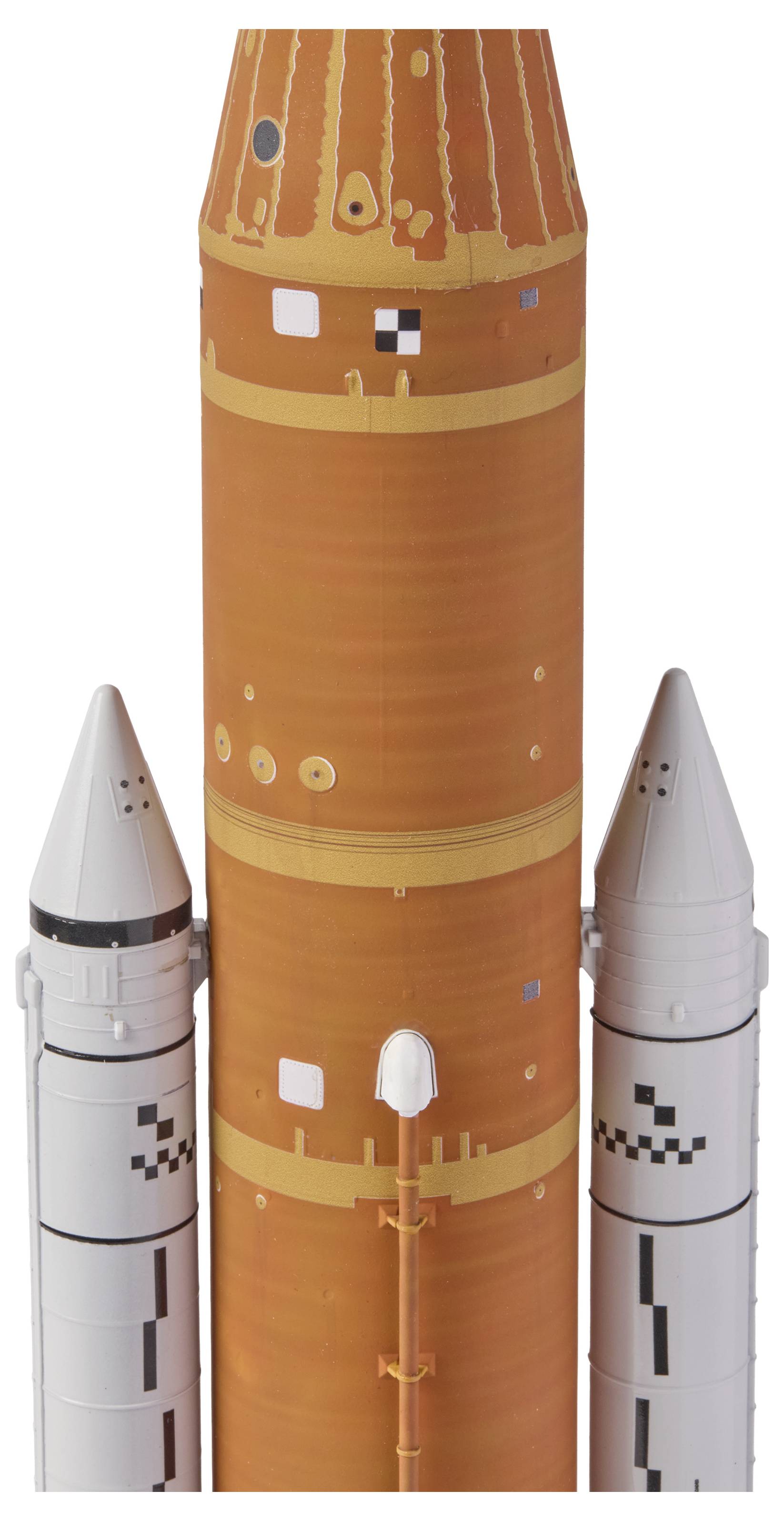 Un modèle d'un véhicule de lancement spatial avec deux petits propulseurs d'appoint attachés verticalement à ses côtés, avec un réservoir central orange.