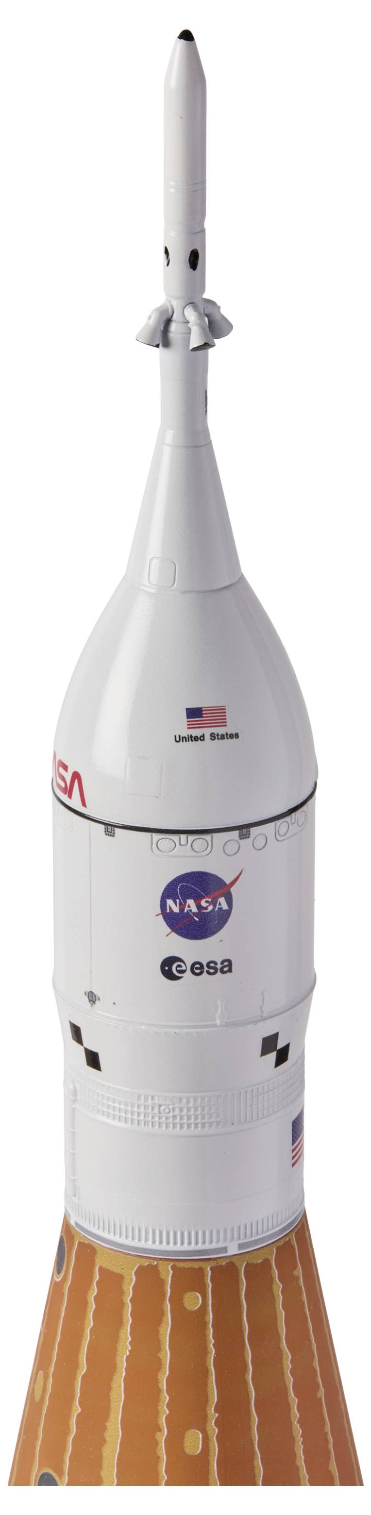 Un modèle d'un vaisseau spatial de la NASA avec le drapeau américain et le logo de la NASA, présentant la section supérieure de la fusée sur un fond blanc.