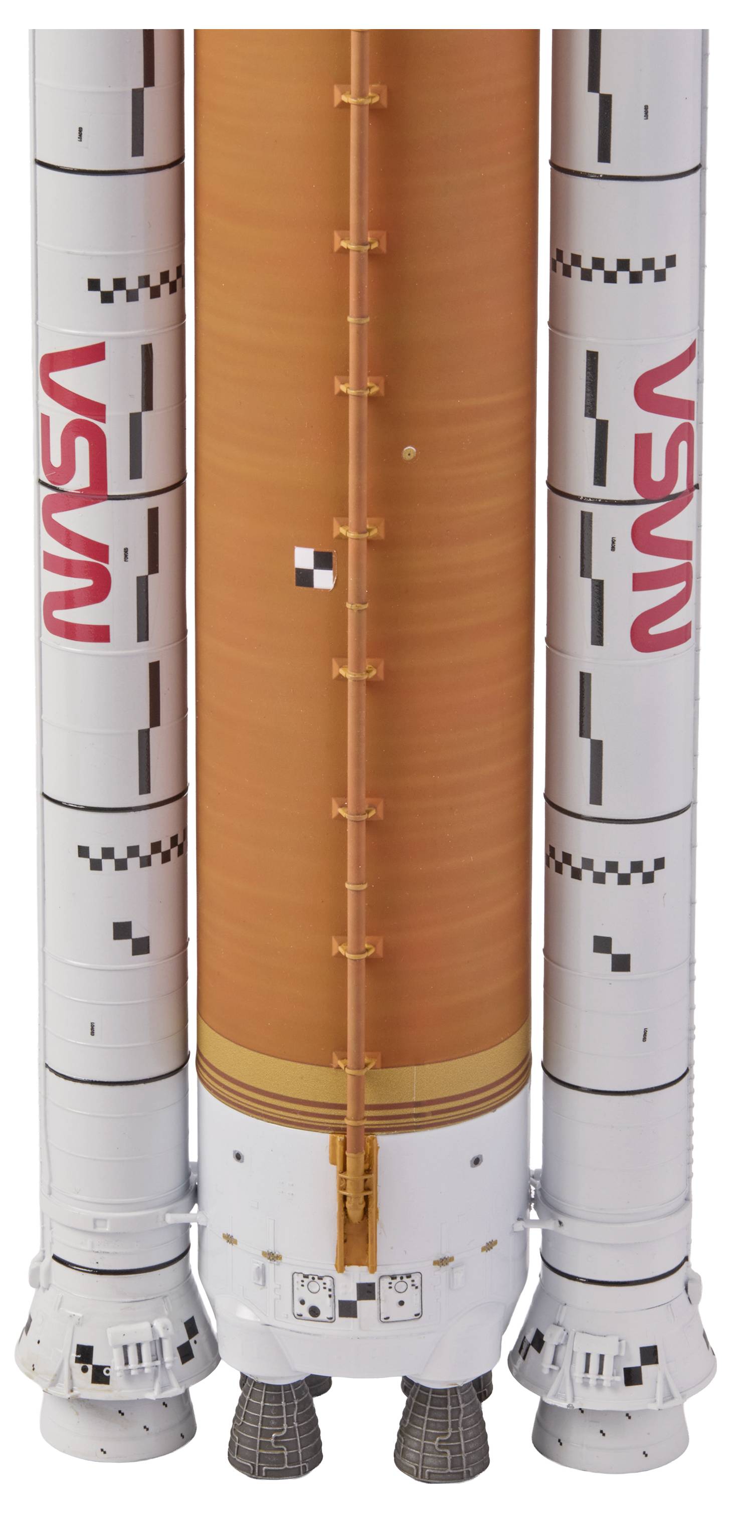 Un réservoir de carburant externe de navette spatiale et deux propulseurs à carburant solide. Le réservoir orange est encadré par des propulseurs blancs avec des motifs à damier noirs.