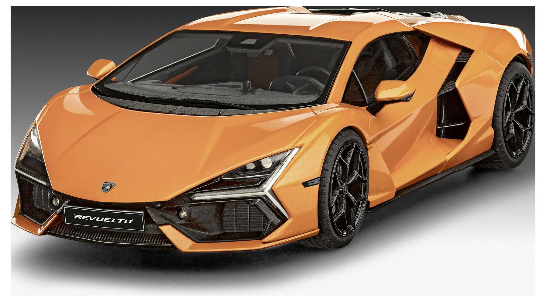 Une voiture de sport orange au design anguleux et aux accents noirs, vue de trois-quarts avant droit, mettant en valeur des lignes élégantes et un style moderne.