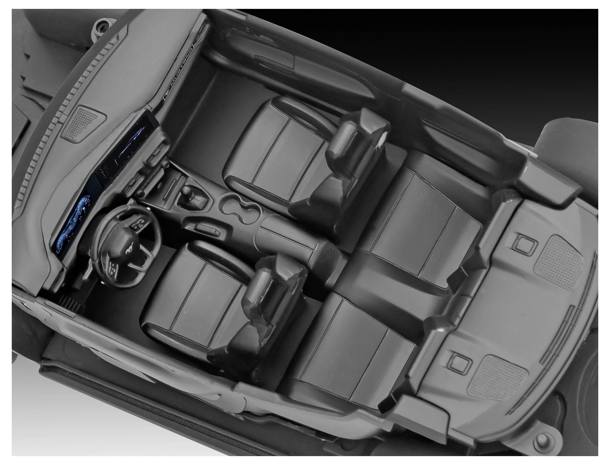 Vue intérieure d'une voiture depuis le dessus, montrant le tableau de bord, le volant, deux sièges avant et deux sièges arrière avec une console centrale.