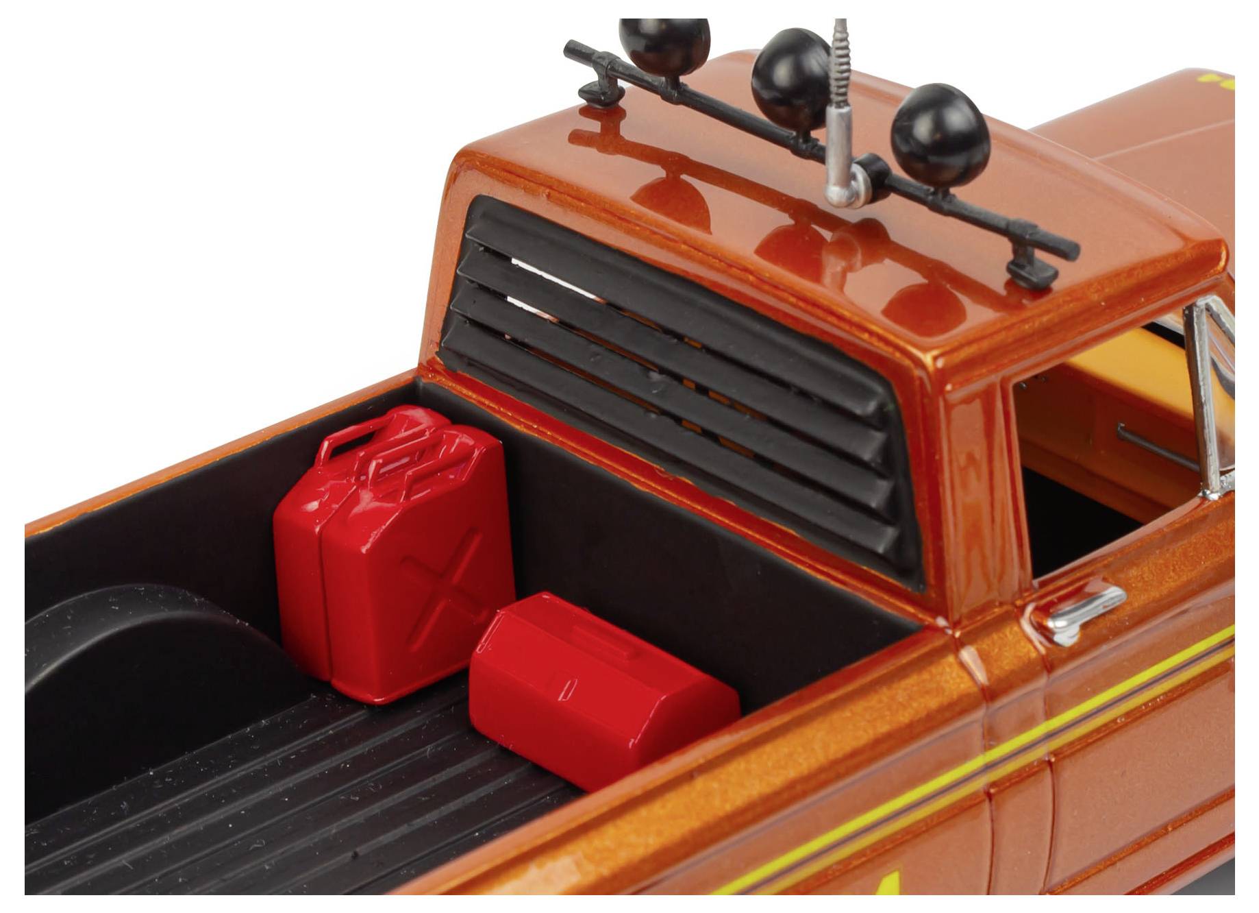 L'image montre l'arrière d'un camion-jouet orange avec une boîte à outils rouge et un bidon d'essence dans la benne.