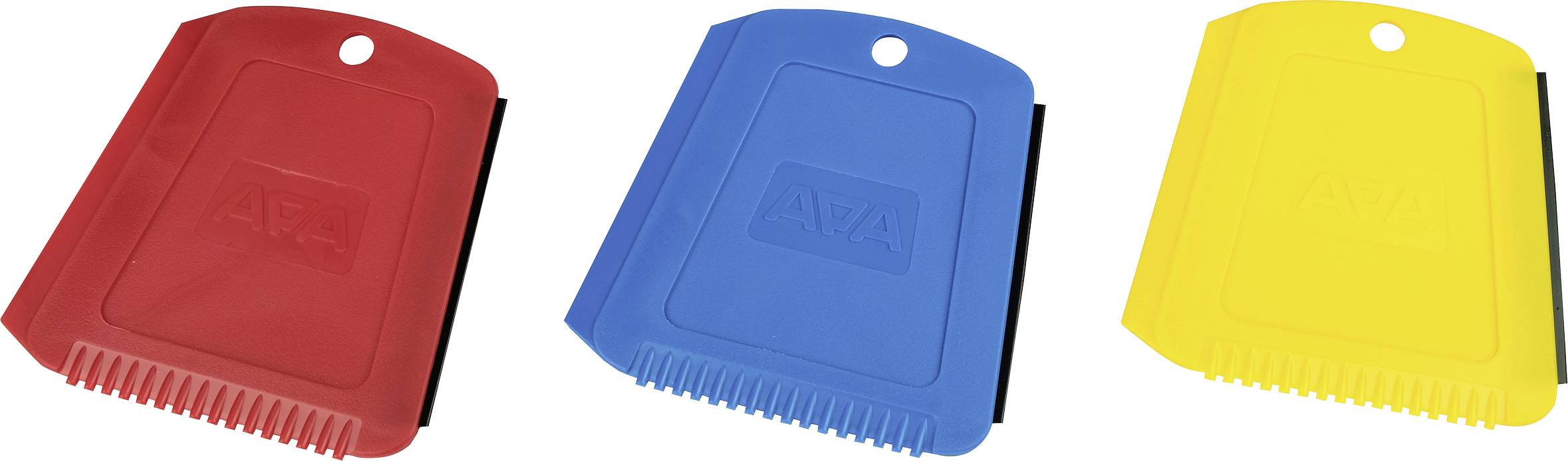 Trois grattoirs à glace en plastique de couleurs rouge, bleu et jaune, chacun doté d'un bord plat et de petites dents sur un côté pour enlever la glace des surfaces.