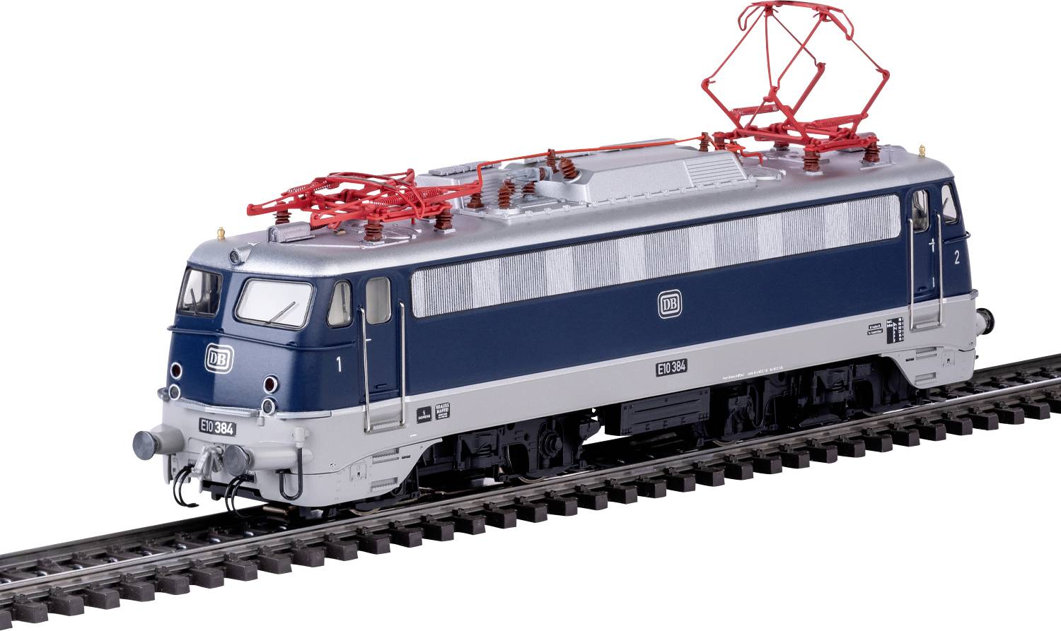 Un moteur de train électrique bleu et gris sur un rail, avec des fils électriques rouges en surplomb. Le train est détaillé avec les marquages de la compagnie ferroviaire.