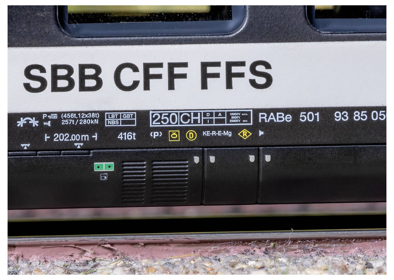 Un gros plan détaillé du côté d'un train, présentant diverses spécifications techniques et codes, incluant 'SBB CFF FFS' et 'RABe 501.'