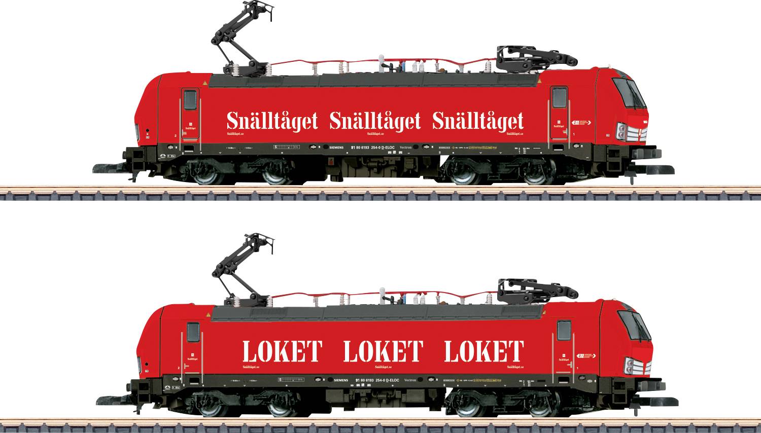 Modèle de locomotive rouge 'Snälltåget' sur la voie du haut et modèle de locomotive rouge 'Loket' sur la voie du bas, tous deux exposés sur une voie ferrée.