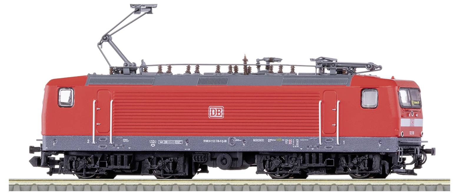 Une locomotive électrique rouge sur une voie ferrée, affichant le logo DB bien en vue sur son flanc.