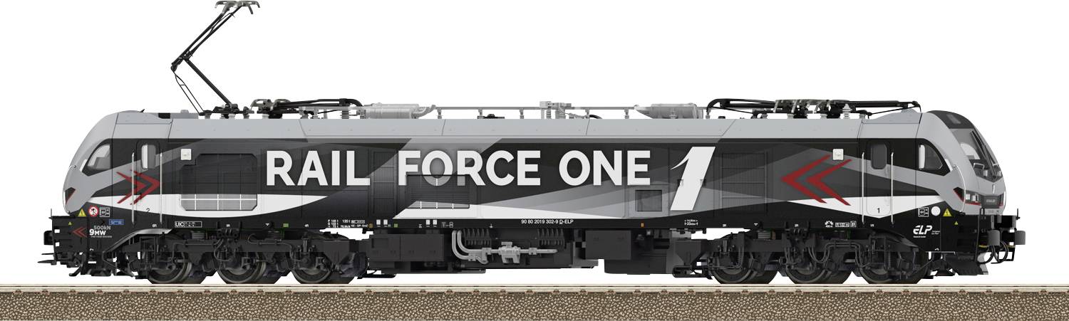 Un train moderne étiqueté 'RAIL FORCE ONE' sur une voie ferrée, avec un design gris élégant et des accents rouges.