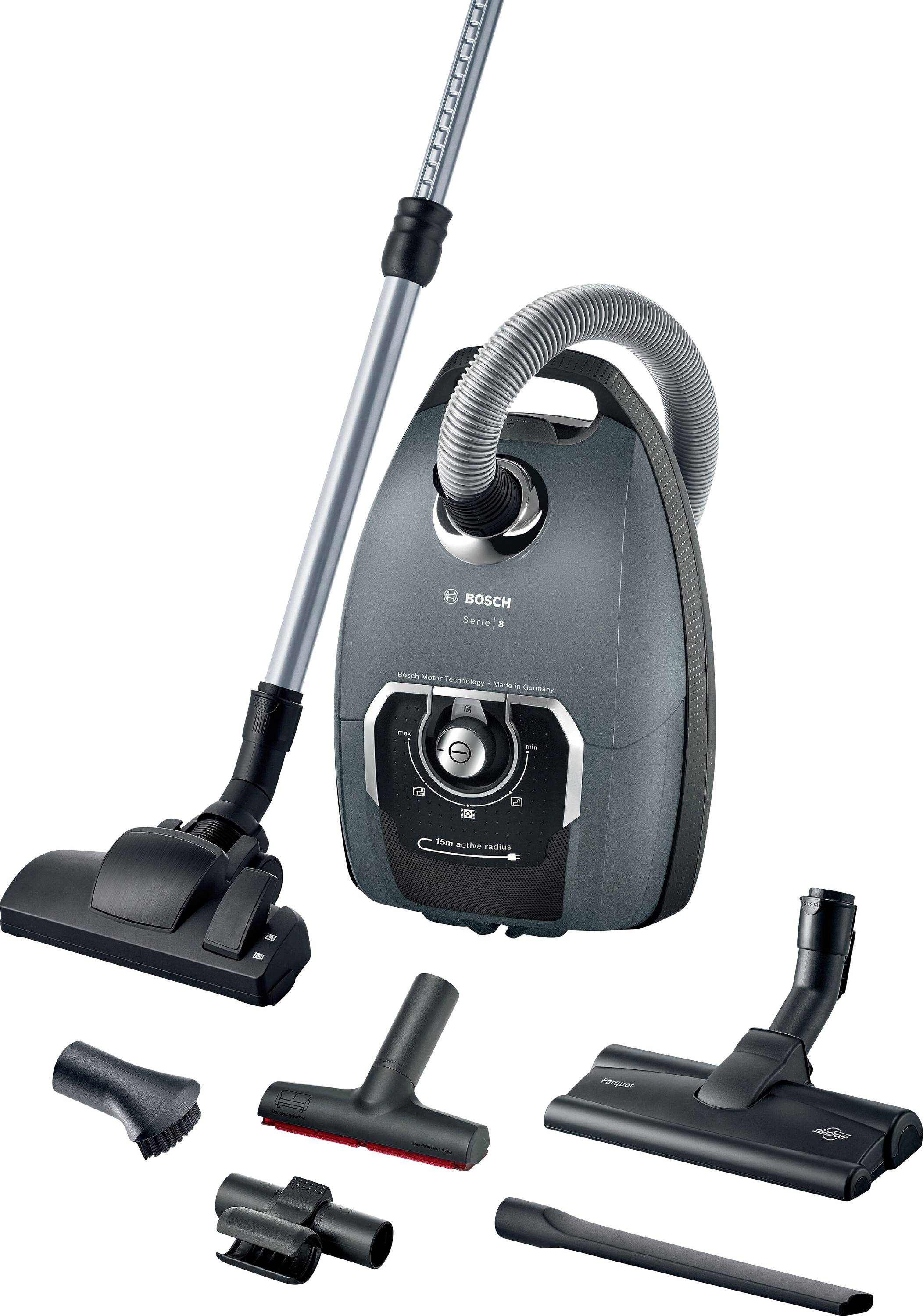 Un aspirateur noir Bosch avec un tuyau et plusieurs accessoires sur un fond blanc, démontrant sa polyvalence pour différentes surfaces.