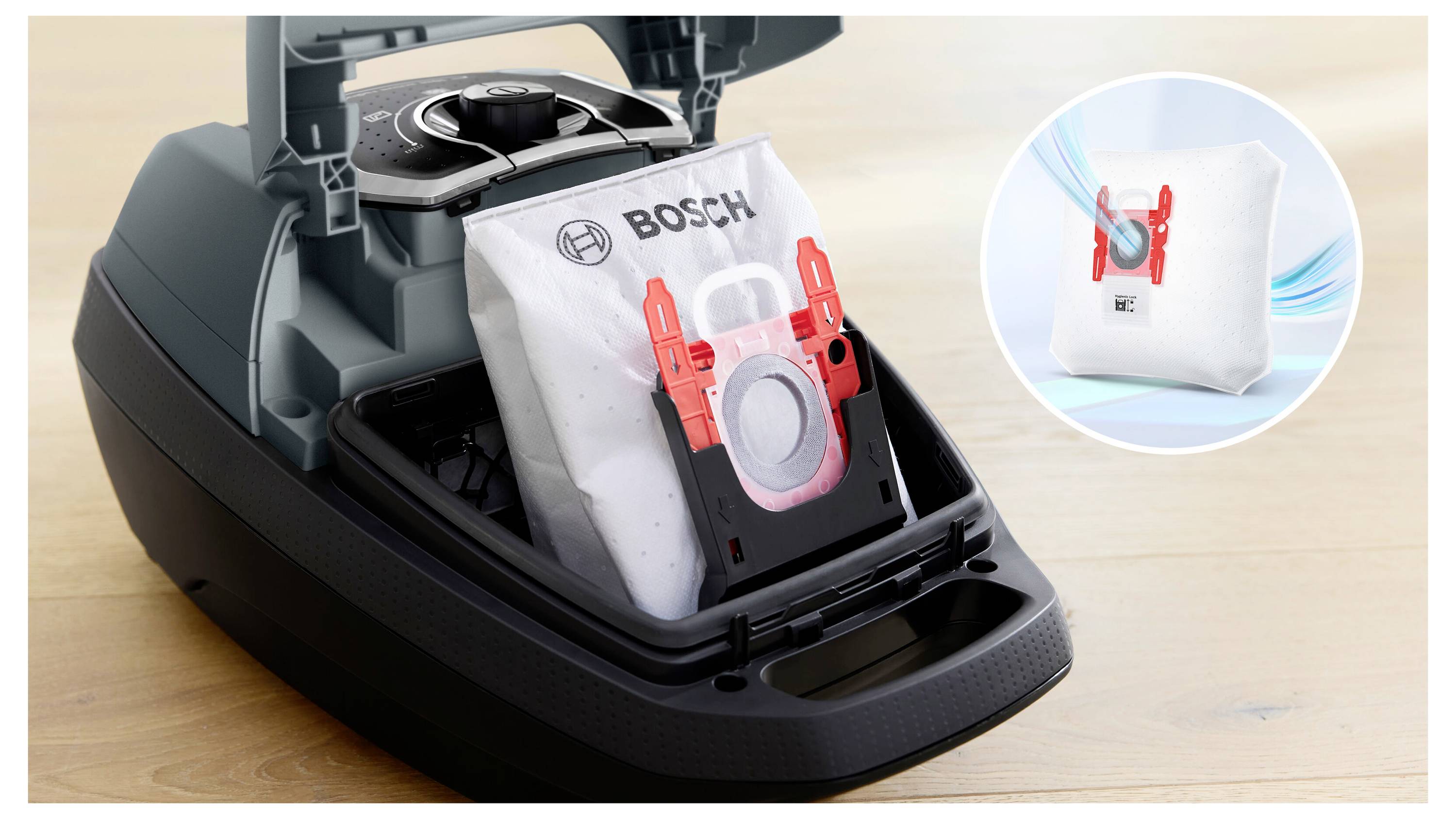 Un aspirateur est ouvert pour montrer un sac à poussière Bosch à l'intérieur. Une image encadrée met en évidence le flux d'air à travers le sac à poussière.