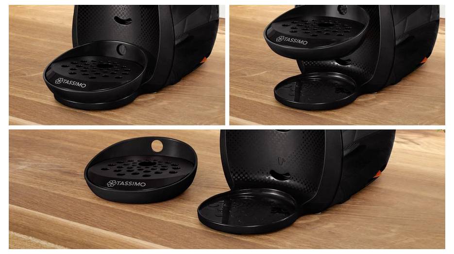 Gros plan sur un support de tasse amovible et un plateau d'égouttement d'une machine à café, mettant en évidence leur design et leur facilité de démontage pour un nettoyage facile.