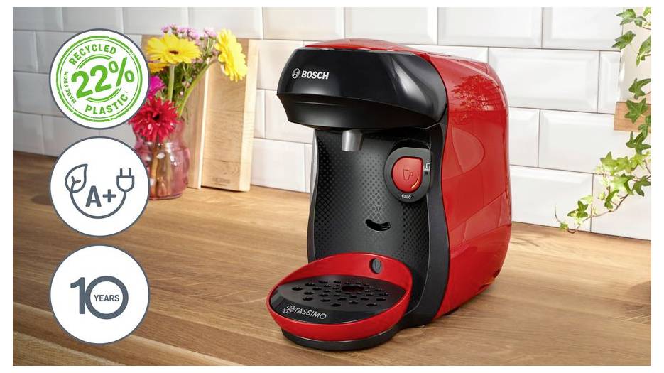 Une machine à café Bosch rouge et noire sur un comptoir de cuisine, étiquetée « 22 % Plastique Recyclé », « Classe Énergétique A+ » et « Garantie 10 Ans ».