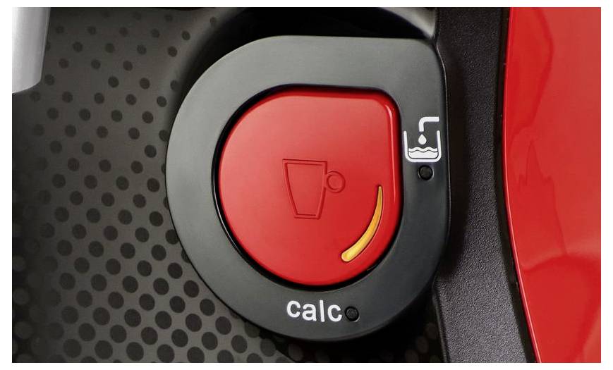 Bouton circulaire rouge étiqueté « calc » sur une machine à café, avec une icône de tasse et de vapeur, indiquant une fonction de détartrage.