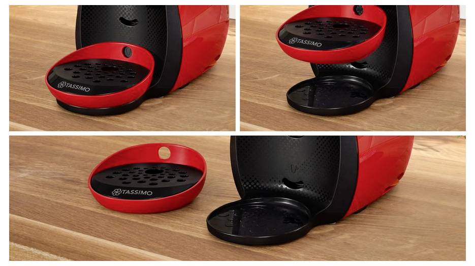 Une machine à café Tassimo rouge montrant le plateau d'égouttement dans trois positions : fermé, partiellement ouvert et complètement ouvert sur un comptoir en bois.