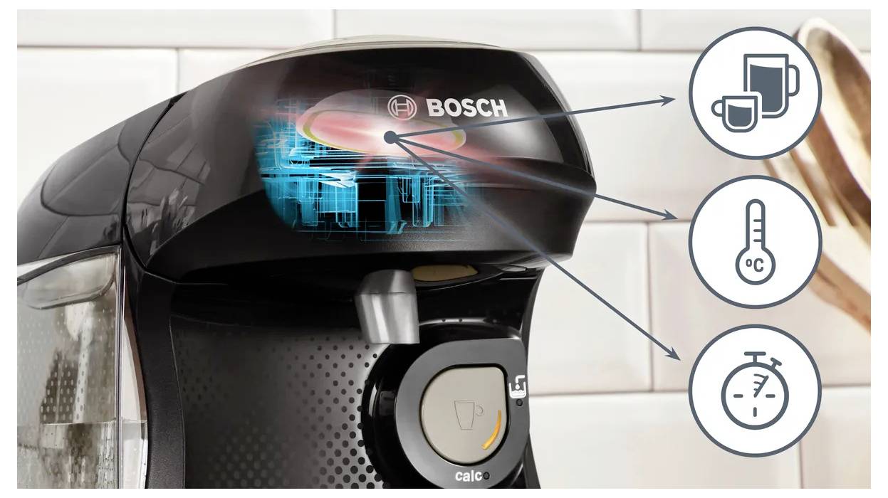 Une machine à café Bosch noire avec une icône de tasse de café en évidence, présentant des fonctionnalités comme le contrôle de la température et la minuterie sur le côté.