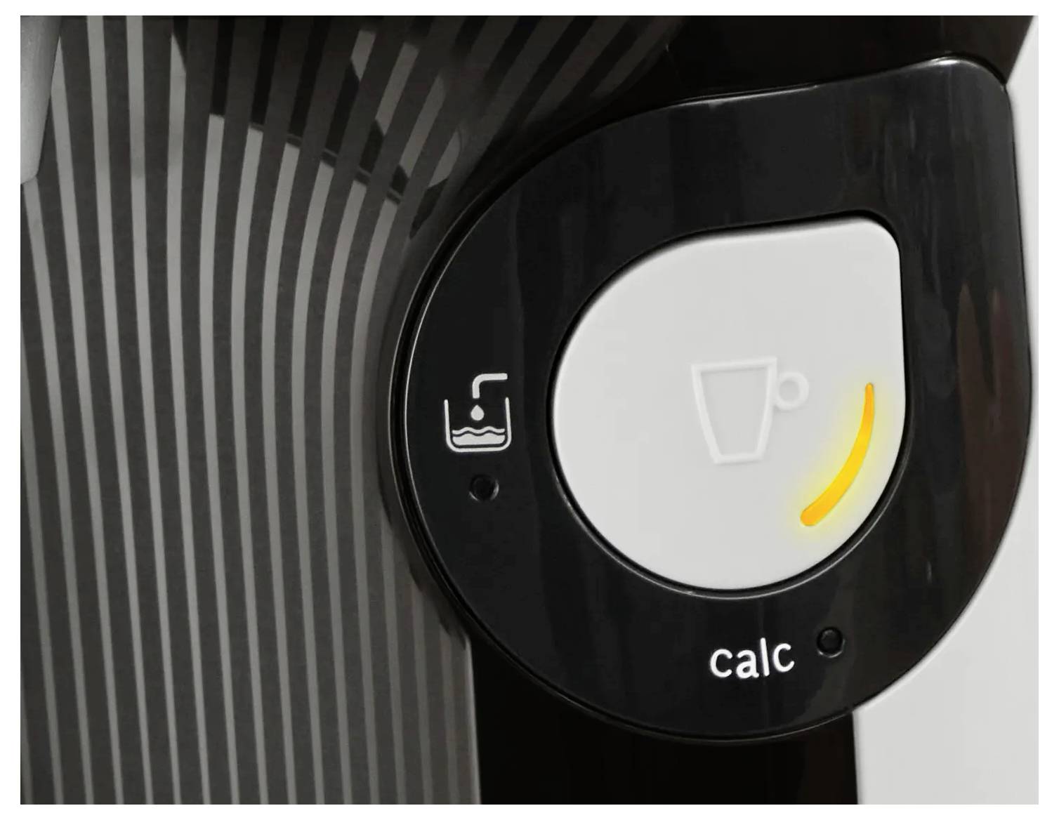 Gros plan du panneau de commande d'une machine à café, avec un bouton portant une icône de tasse et un voyant lumineux jaune, ainsi qu'un symbole de détartrage.