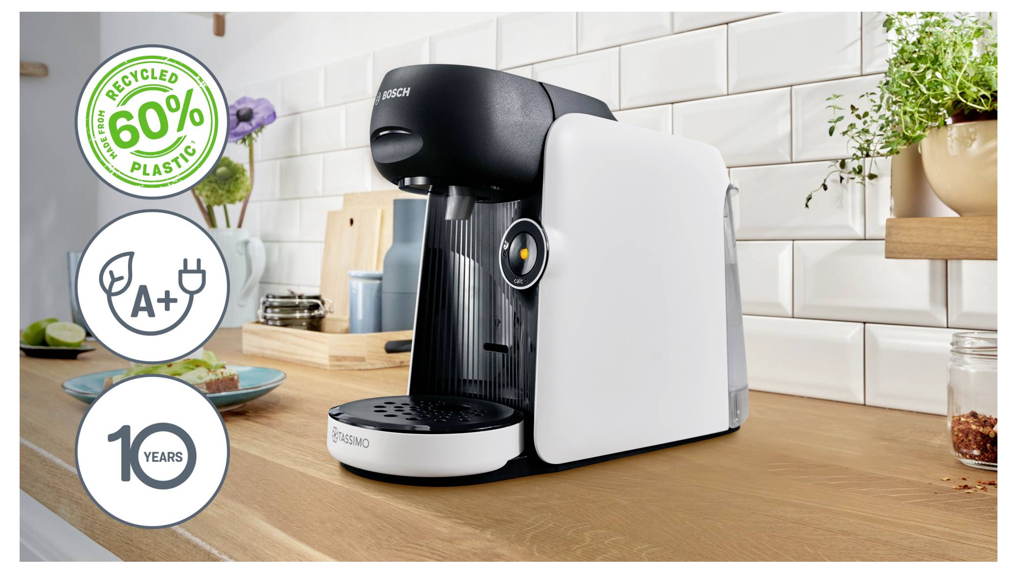 'Machine à café Bosch sur un plan de travail de cuisine, mettant en valeur l'utilisation de 60 % de plastique recyclé, une efficacité énergétique A+ et une garantie de 10 ans.'