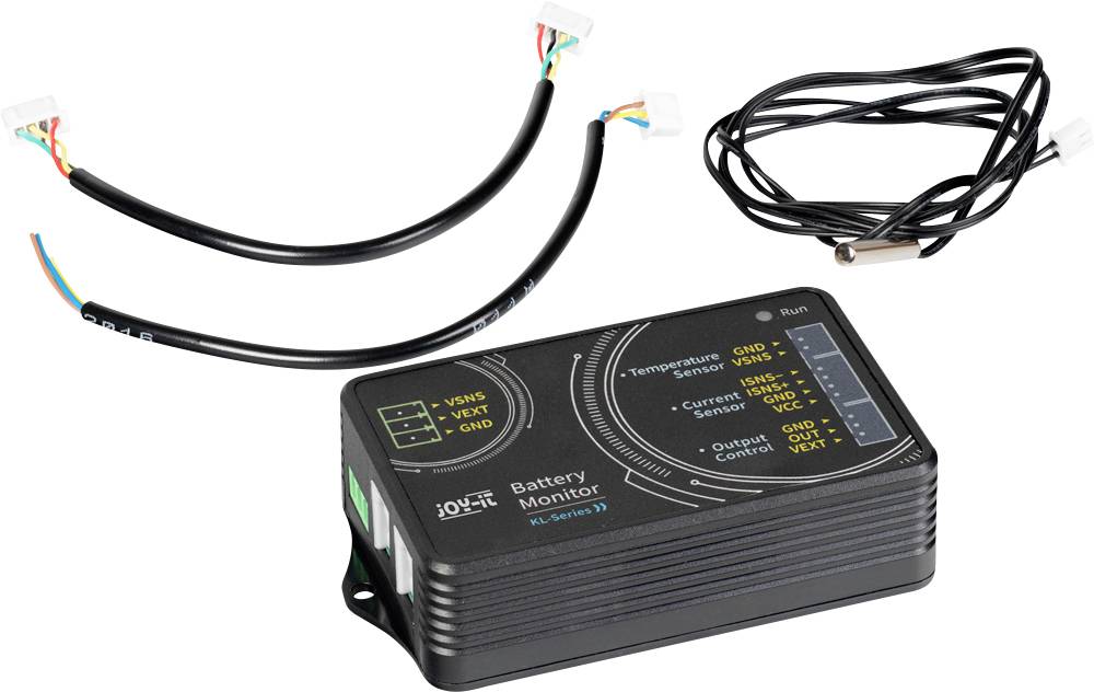 Moniteur de batterie avec deux câbles de connexion et un capteur. Le dispositif présente différentes connexions d'entrée/sortie étiquetées pour surveiller les niveaux de batterie.