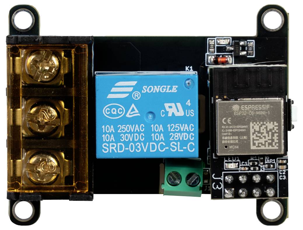 Module de relais intelligent avec puce ESP8266, relais bleu étiqueté « SONGLE », bornes connectées, montrant les composants de connectivité sur une carte de circuit imprimé.