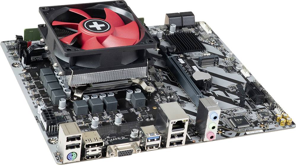 Une carte mère d'ordinateur avec un ventilateur de refroidissement rouge et noir installé. Les ports visibles comprennent des ports USB, des prises audio et des connexions réseau.