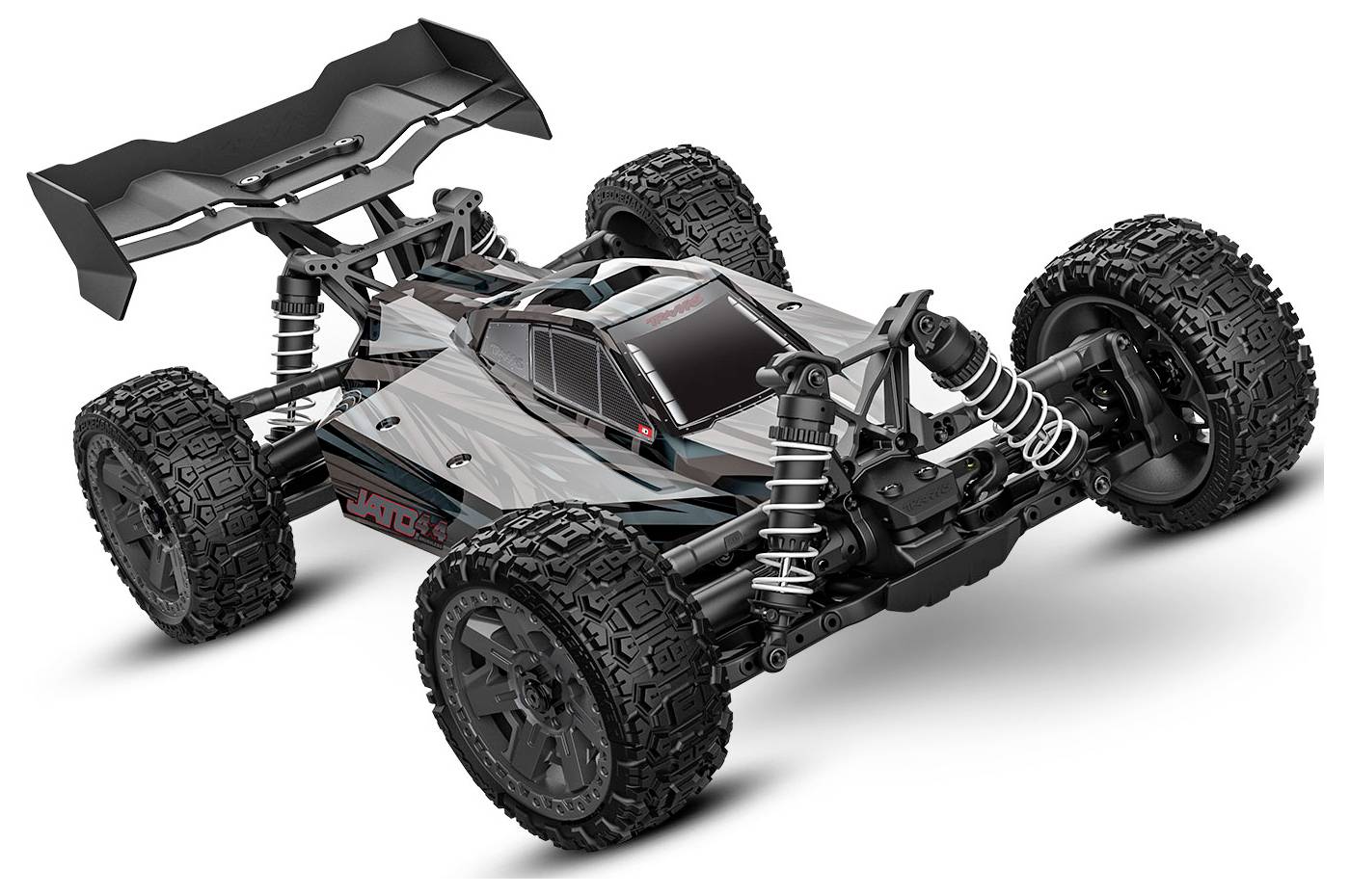 Une voiture télécommandée noire et argentée avec des pneus tout-terrain et un grand aileron arrière, conçue pour des performances à haute vitesse sur des terrains accidentés.