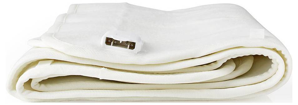 Une couverture électrique blanche soigneusement pliée avec une télécommande visible posée dessus.