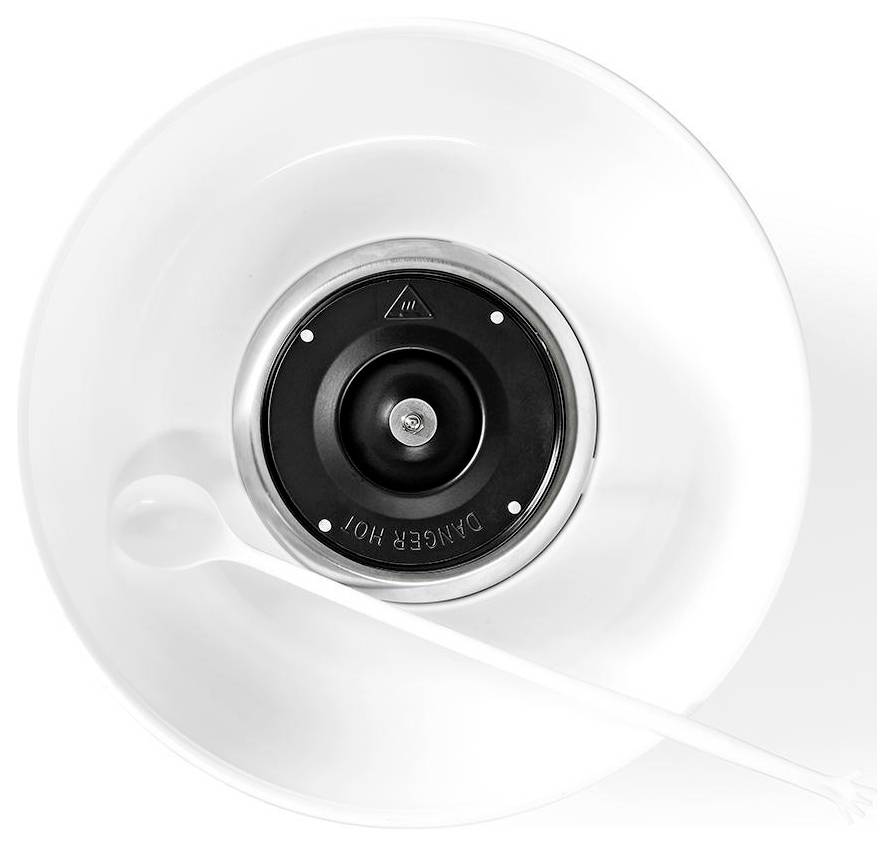 Un bol de mixer de cuisine noir et blanc vu de dessus, avec un outil rotatif étiqueté « DANGER CHAUD » et une cuillère en plastique à l'intérieur.