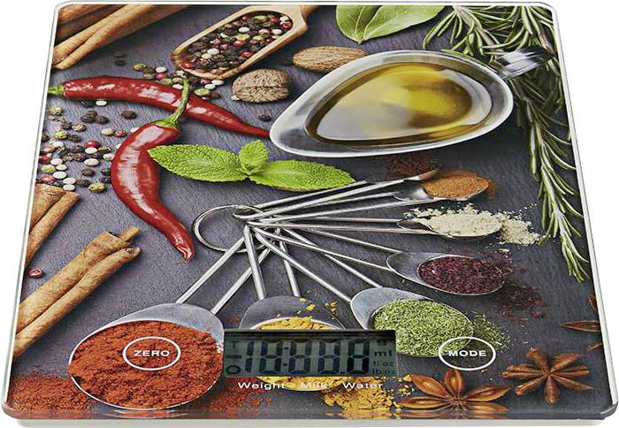 Une balance de cuisine numérique affichant « 0,000 kg », entourée d'épices comprenant des piments, du romarin et des cuillères à mesurer contenant des herbes en poudre.